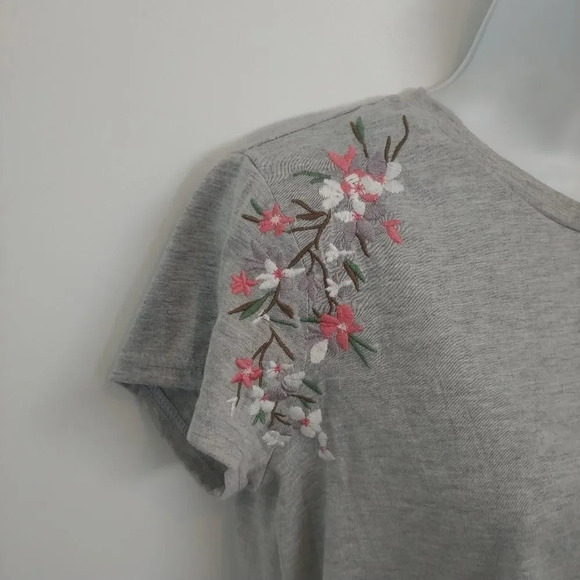 Suzy Shier T-shirt, Gray, Embroidery - Picture 2 of 6